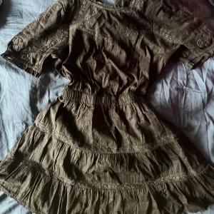 Svart klänning zara - Svart klänning från zara i storleken M. Aldrig använd och original tag kvar på. Fina broderade mönster och resår vid midjan. Täckande men kort ish 2 lager tyg.