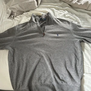 Polo Ralph lauren half zip - Säljer min polo Ralph lauren half zip då den inte passade, jag köpte den på Plick så kan därför inte lämna tillbaka den. Jag är 190 och väger 70kg, tröjan är en M/mediumi storleken
