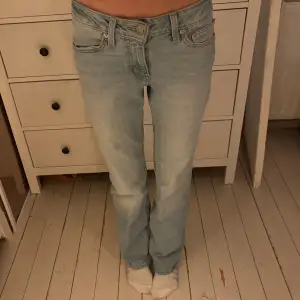 Så fina Levi’s jeans! Låg midja med bootcut! Inga defekter utom en liten fläck på ena låret, se sista bilden. Hör av er vid ytterligare frågor!