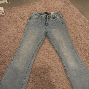 Flared jeans - Mid waist jeans 💞 passar inte mig längre.. Har en fläk som jag inte ha kunnat ta bort:(