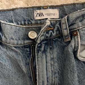 Jeans från zara i storlek 36, använda men fint skick. Rak och lång modell som sätter sig snyggt! 