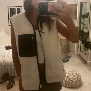 Teddy väst!!❤️‍🔥🥹 - Urr snygg Teddy väst!!🤩 Perfekt till hösten och sjukt snygg på afterski, med gröna detaljer😍😍🙌