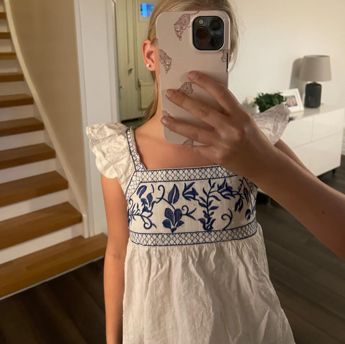 Vit topp med blå broderier