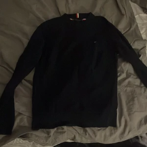 Stickad tommy hilfiger tröja  - Säljer min timmy Hilfiger tröja i färgen mörk blå som är i väldigt bra skick o knappt använd 