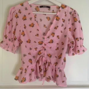 Blommig blus🌺🌸🌼 - Såå fin blommig blus💞🌸 jättefin på sommaren!!!