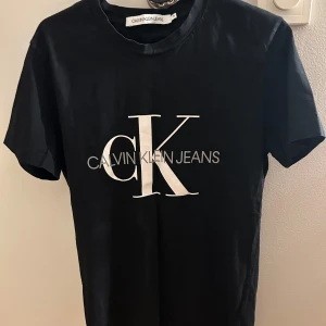 Calvin klein t-shirt - Calvin klein t-shirt i storlek S. I fint skick och inga defekter! Kontakta privat för flera bilder💕