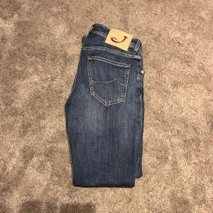 Jacob Cohen 622 Jeans - Nya Jacob Cohen 622 jeans, storlek 32. Nypris är 5400 o mitt pris är 2100. Säg till vid fler frågor