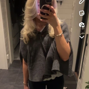 Zara cape  - Söt cape/ poncho från zara kids. Köpt här på Plick, använd ca 3 gånger av mig. Två sista bilderna är lånade.