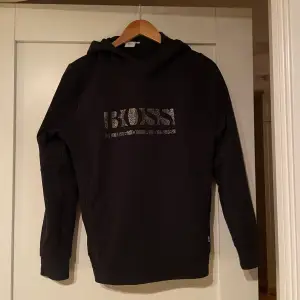 Tjena! Säljer en Hugo boss hoodie i storlek 16-M. Skick 9/10 bara använd ett fåtal gånger  Bara att höra av sig vid fler frågor eller funderingar!🙌