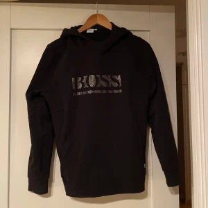 Hugo boss hoodie - Tjena! Säljer en Hugo boss hoodie i storlek 16-M. Skick 9/10 bara använd ett fåtal gånger  Bara att höra av sig vid fler frågor eller funderingar!🙌