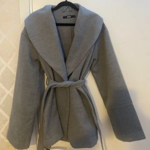 Grå bikbok kappa - Nyskick utan prislapp. Skriv privat för mer info om behövs💬❤️ Nypris e 699