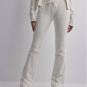 Nelly mjukisbyxor - Supersköna lågmidjade mjukisbyxor , använd Max två gånger. Inga defekter, säljer då jag inte använder längre💕