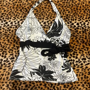 2000s jane norman halter neck top - ✰*฿✩‧₊˚ läs gärna köpvillkoren innan köp - FAST PRIS  ✰ superfin halter neck topp från märket jane norman. storlek S. har inte kommit till användning av mig men köpt second hand <3 kan inte skicka bild på då den är för liten ✰ skriv vid frågor💋