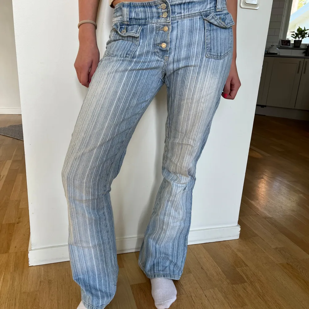 Coola jeans med ränder och utan ficka. Köpta på Plick innan. Hör av er om ni har frågor❤️ . Jeans & Byxor.