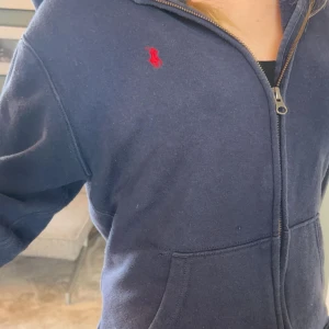 Ralph Lauren zip hoodie - Säljer denna tröja eftersom den inte kommer till användning längre, lite urtvättad så den har tappat lite färg💕