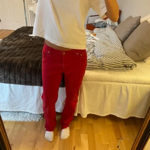 Röda jeans - Snygga röda jeans som tyvärr är lite stora på mig men funkar fortfarande. Stl är 38 men skulle säga att man kan ha dom om man är mellan 34-38.