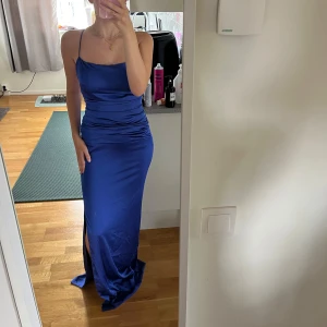 Balklänning  - Blå långklänning, jag har själv haft den till min bal så enbart använd en gång. Den är i mycket bra skick. Den är normal i storleken och jag är 165 lång och när jag inte har några skor är den lite för lång men hade den med klackar💗💗