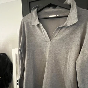 Grå stickad tröja  - Grå stickad tröja med krage, från Saint Tropez☺️