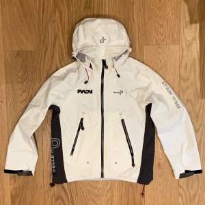 Pelle P regnjacka vit - Säljer denna skitsnygga vita Pelle P regnjacka. Nypris på liknande varar varierar från 2500-3500kr. Skick9/10. Enda felet är de små prickarna på nedersidan av jackan, annars är den näst intill oanvänd. Storlek small.