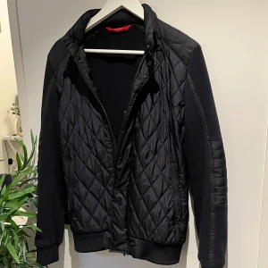 Cardigan  - Säljer denna cardigan från Zara man i storlek S. Jackan är i ett väldigt bra skick och är använd sparsamt. Jackan är unik då den inte går att köpa i butik eller på nätet längre. Tveka inte att höra av dig vid minsta fundering! 😃