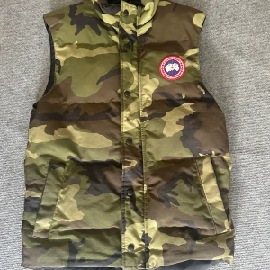 Canada goose carson vest camo  - Storlek M, gott skick köpt från nk 2022 priset går att diskutera vid snabb affär 