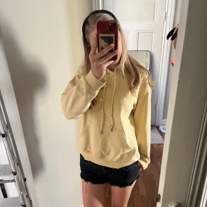 Ljusgul Hoodie - Ljusgul hoodie i jättebra skick från hm 💞 Sitter medelbaggy på mig