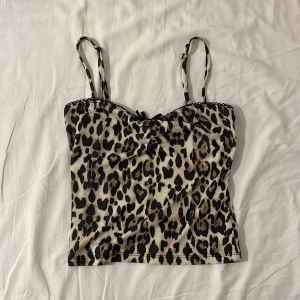 Leopardlinne  - Leopard linne från Gina tricot som är helt slutsåld på hemsidan. Endast använt 1 gång. Hör av er om ni har fler frågor🩷