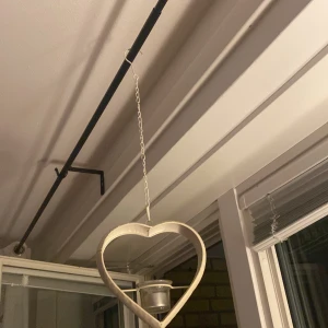 Inredning - En hjärtformad ljushållare som han hängas på exempelvis gardinstång, i bra skick.
