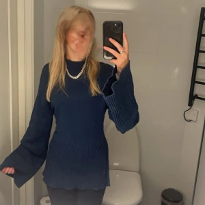 Skön stickad tröja - Super mysig tröja! Inga defekter och i bra skick. Den har en liten ”slit” på båda sidor. Pris går att diskutera💕