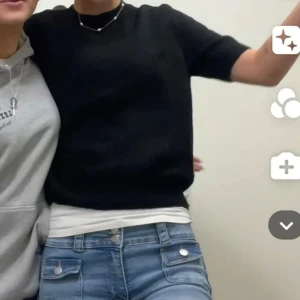 Stickad T-shirt  - Från zara, använd några gånger bra skick 