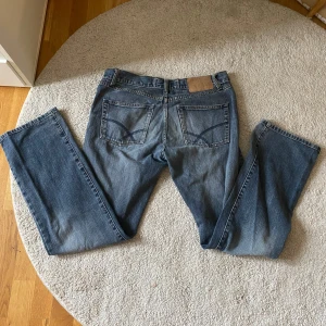 Straight jeans  - Raka jeans med ljus wash och mönstrade fickor💙 Midjemått: 43 cm Innerbenslängd: 82 cm Sitter oversize på mig som är vanligt xs/s🦋