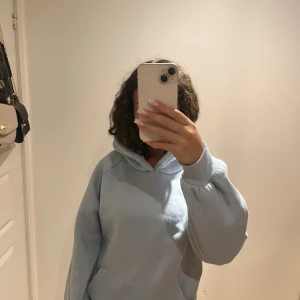 Hoodie  - Jätte gossig ljus blå hoodie, nästan helt oanvänd. Vet ej vart den är ifrån, Priset kan diskuteras