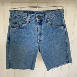 Jeansshorts från Levi’s i mycket bra skick. I storlek W29, skulle säga att det motsvarar S.  