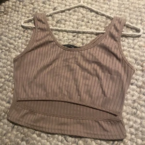 Topp - Beige topp/linne. Använt fåtal gånger, i fint skick