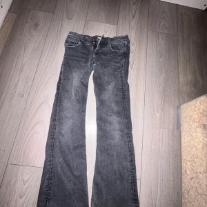 Gina tricot bootcut mörkgråa jeans - Storlek 152, Inga hål eller missfärgning. 2 knappar. Och bak fickor med metall knappar där bak. 