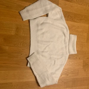 Stickad tröja - Stickad tröja med uppvikt hals, endast andvänd ett fåtal gånger, storlek M💕köparen står för frakt