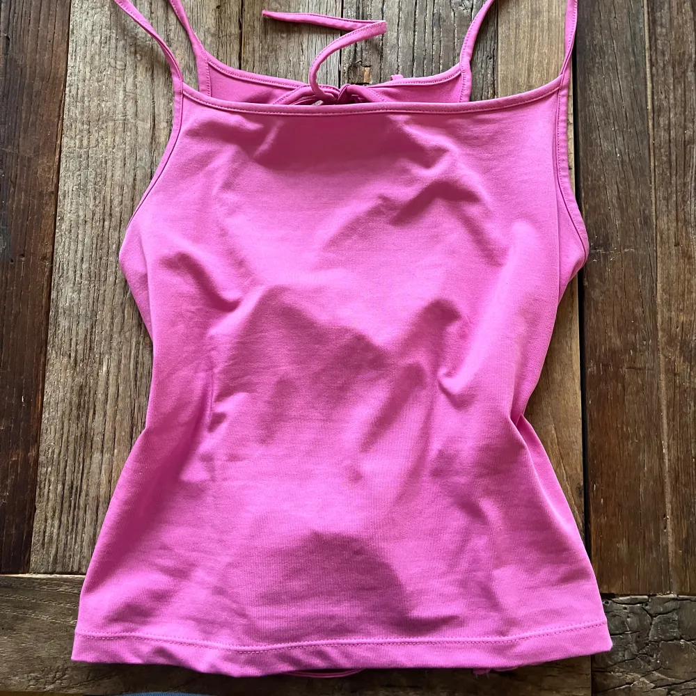 SĂ„ cool rosa topp som knyts med tre rosetter och har en jĂ€ttecool rygg!!đ perfekt till fester eller middagar!!đđ. YlĂ€osat.