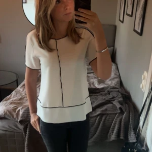 Zara topp - Zara topp i storlek s. Vit med svarta detaljer och en slits på varje sida. Skriv vid frågor:)💓
