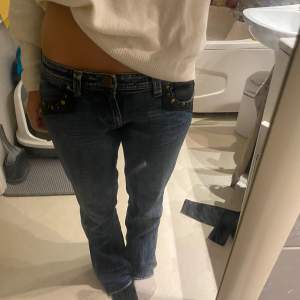 Ett par jätte snygga flare/bootcut jeans!  Lowwaist och i toppen skick! Midjemåttet (rakt över) 39cm Sitter pytte lite för långt på mig som är 170 Säljer då de ej kommer till användning 