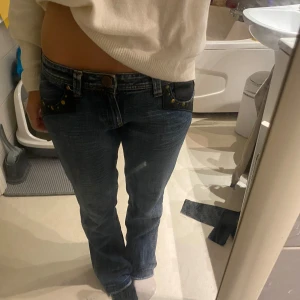 Lowwaist jeans - Ett par jätte snygga flare/bootcut jeans!  Lowwaist och i toppen skick! Midjemåttet (rakt över) 39cm Sitter pytte lite för långt på mig som är 170 Säljer då de ej kommer till användning 