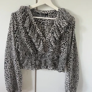 leopardmönstrad blus! - Jättefin men kommer tyvärr inte till användning! 