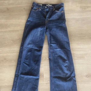 Levis Ribcage Jeans - Säljer mina jeans pga att de är för små i midjan. W26, L32. Mycket sparsamt använda då de aldrig riktigt har passat. Har en mycket liten slitning vid gylfen. Nypris: 1200kr Frakt tillkommer