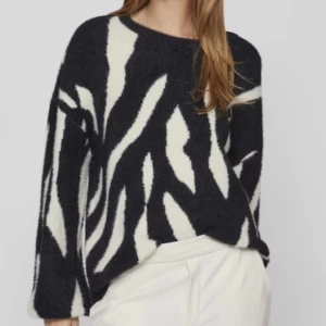 Fluffig, Zebra mönstrad fluffig tröja från VILA - Storlek S💕 Knappt använd pga jag inte tyckt den passat mig och min stil bra🫶🏻 Köpt i i vintras