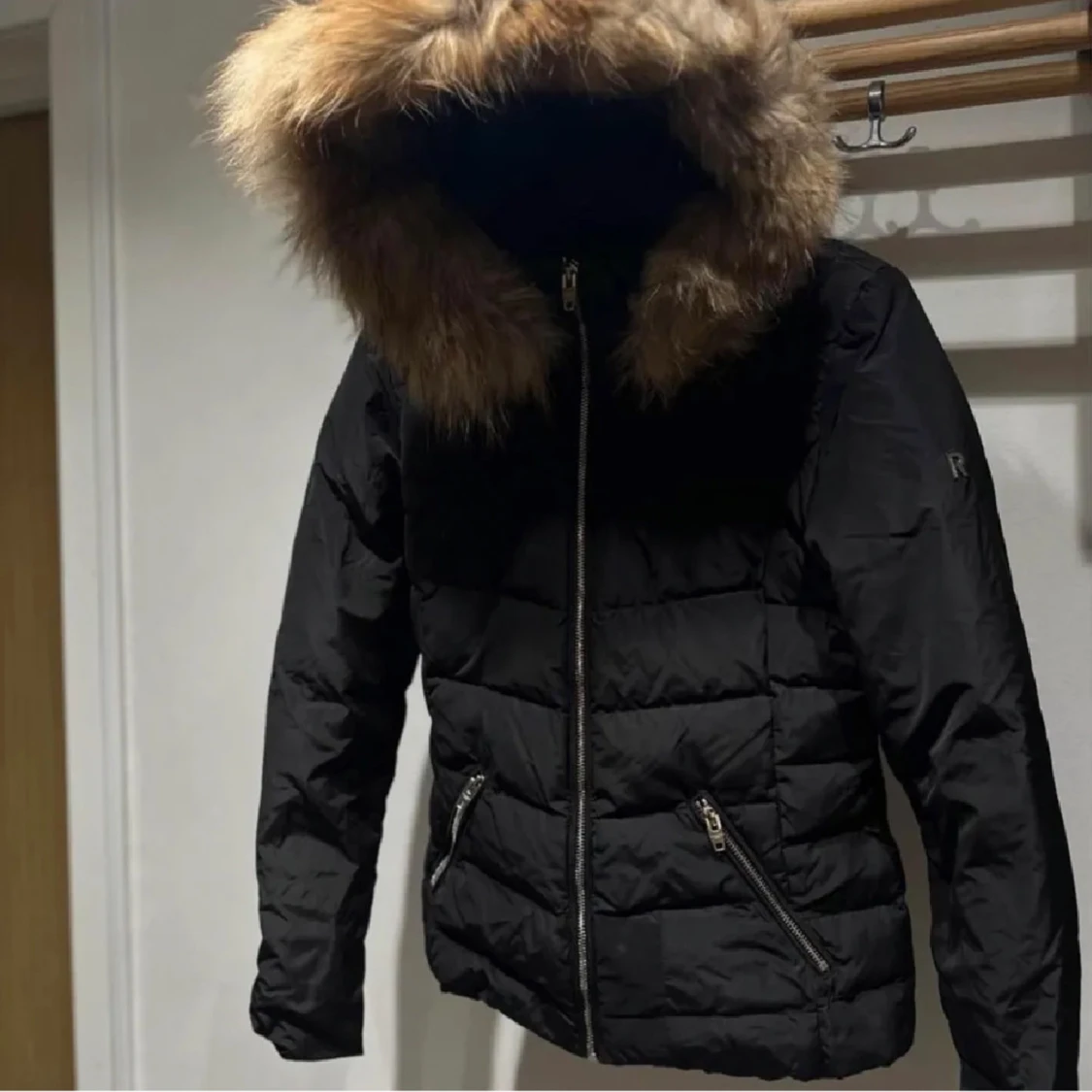 Svart vinterjacka med äkta pälsluva