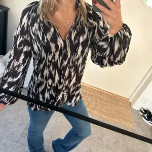 Säljer denna snygga blus från hm med ett leopard liknande mönster i mycket bra skick