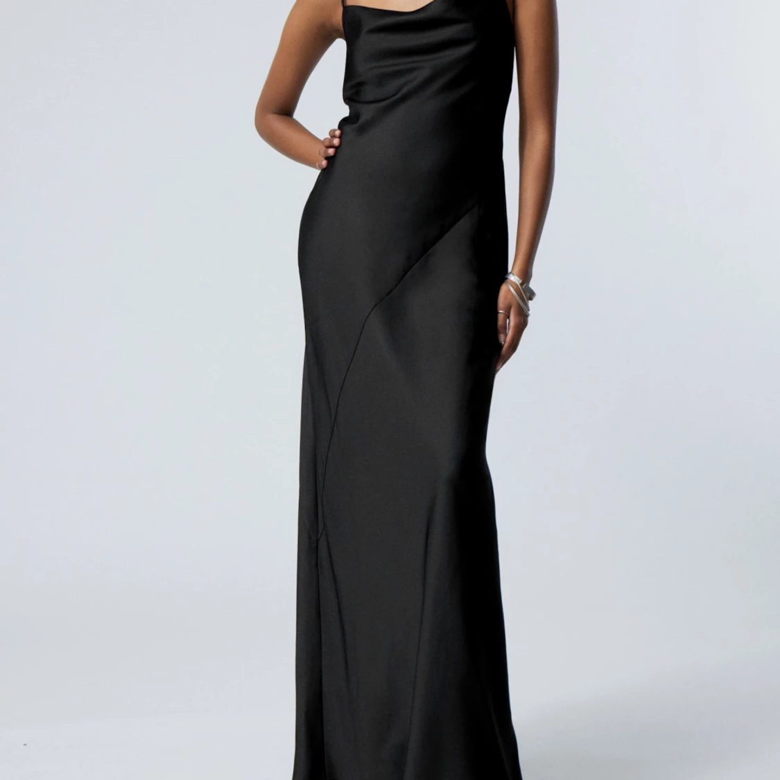 Svart långklänning med smala axelband