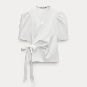 Zara omlott topp - Jättefin omlott skjortblus som man själv knyter, använd en gång. Normal i storleken skulle jag säga