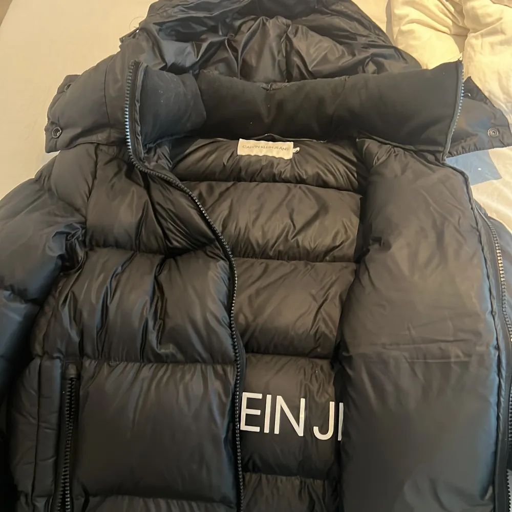 Denna jacka är otroligt bra för både höst och vinter. Denna model har inspirerats av märket moncler och är en oftast slutsåld jacka. Jag har använt den ett få tal gånger och säljer den pågrund av att jag köpt en ny jacka.. Takit.