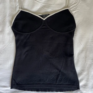 Stickat linne  - Super fint linne från Claudia Sträter. Passar storlek S och M. Väldigt bra kvalite och mycket smickrande passform. Perfekt för höst/vinter perioden som snart är igång. 