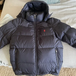 Polo Ralph Lauren jacka - Säljer denna mörkblåa Ralph Lauren jackan i nyskick🙌 Storlek S  Köpt förra vintern men inte kommit till användning👍